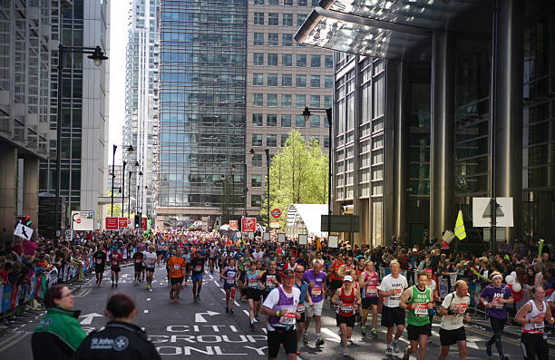 london maraphon, corridori su strada - london marathon foto e immagini stock