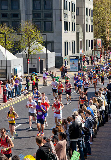 london maraphon, corridori su strada - london marathon foto e immagini stock