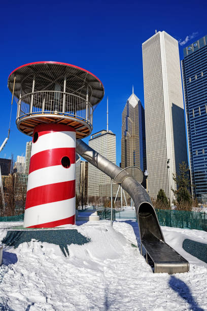 czerwony i biały helter skelter w maggie daley park, chicago - skelter zdjęcia i obrazy z banku zdjęć