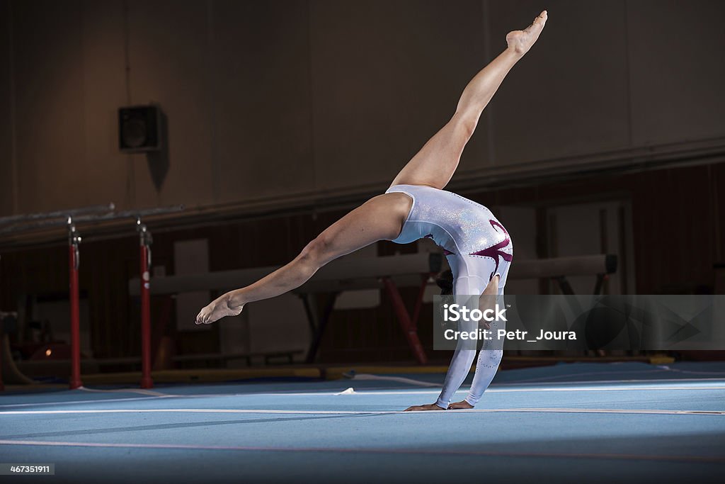 Retrato de jovens ginastas competir no estádio - Foto de stock de Ginástica royalty-free