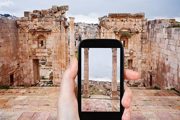 foto der antike stadt jerash und moderne gerasa - artemis tempel gerasa stock-fotos und bilder