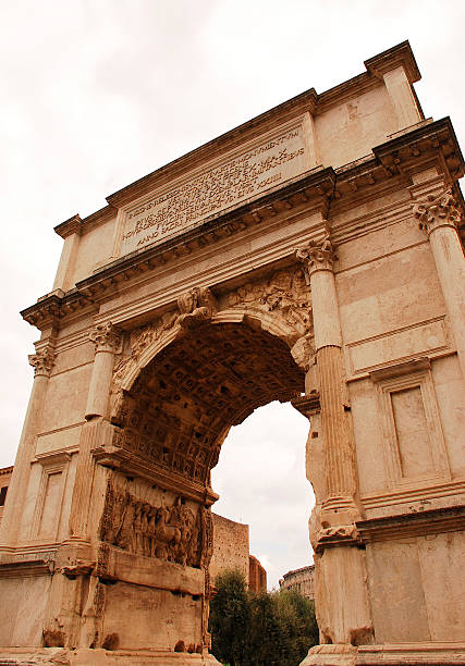 арка тита в римский форум - arch of titus стоковые фото и изображения