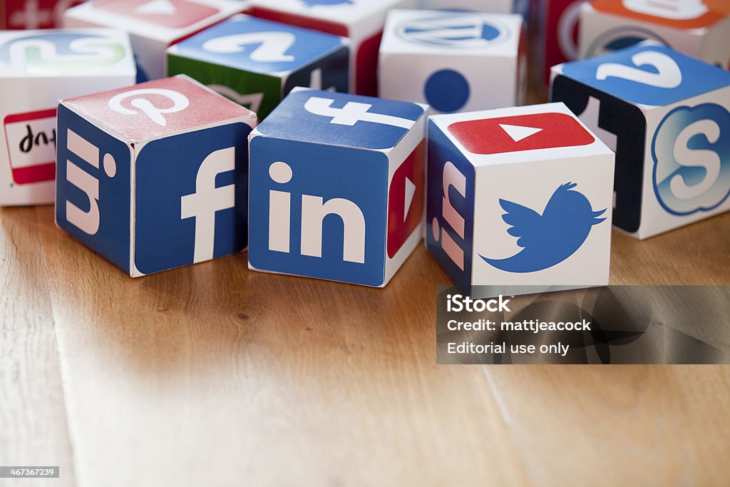Médias sociaux de cubes sur un fond en bois - Photo de LinkedIn libre de droits