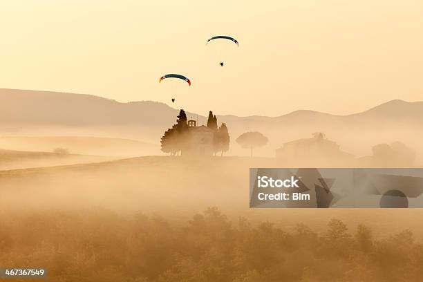 Zwei Paragliders Über Vitaleta Chapel Bei Dämmerung Toskana Italien Stockfoto und mehr Bilder von Gleitschirmfliegen