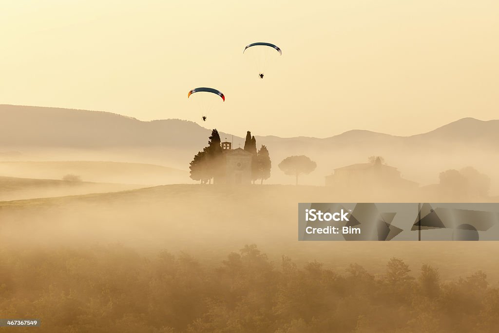 Dois pára-quedas planadores sobre Vitaleta Capela pelo amanhecer, Toscana, Itália - Royalty-free Itália Foto de stock