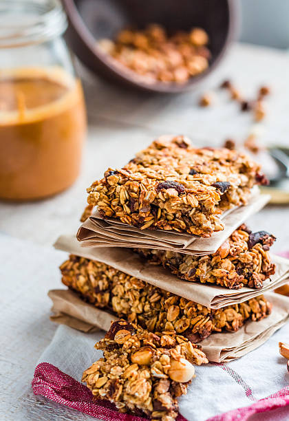 barras de proteína, granola com semente de manteiga de amendoim e frutas secas - granola oatmeal cereal fruit - fotografias e filmes do acervo