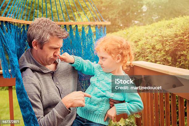 El Uso De Un Dad Y Poco Pelirrojo Girl Defendiendo En Una Hamaca Foto de stock y más banco de imágenes de 4-5 años