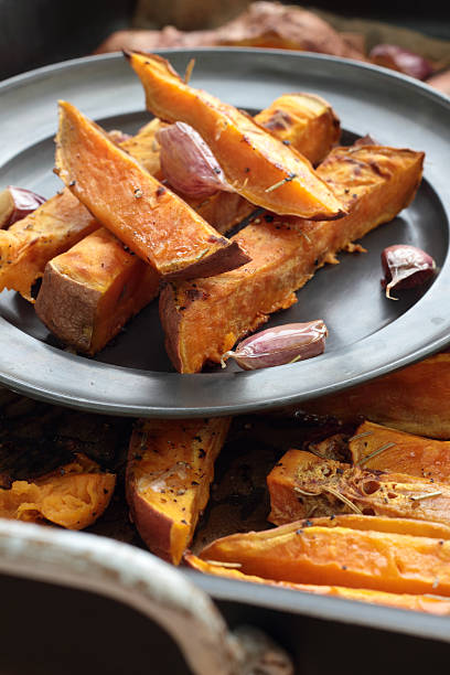 assado com chips de batata-doce. - sweet potato french fries yam baked - fotografias e filmes do acervo