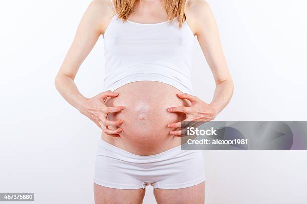 Pregnant Woman With Belly Itchings Stock Photo - Download Image Now - Human Abdomen, Pregnant, Scratching