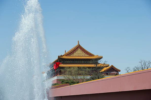 la place tiananmen ou la porte de la paix céleste à pékin - forbidden city beijing architecture chinese ethnicity photos et images de collection