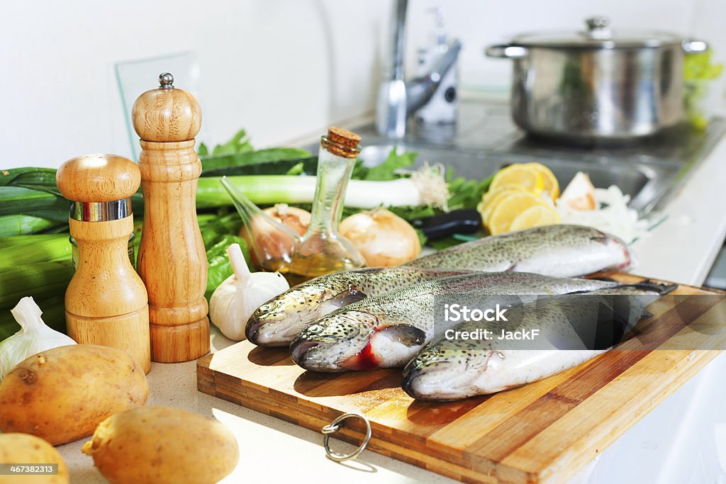 Frische Forellen in der Küche - Lizenzfrei Abnehmen Stock-Foto