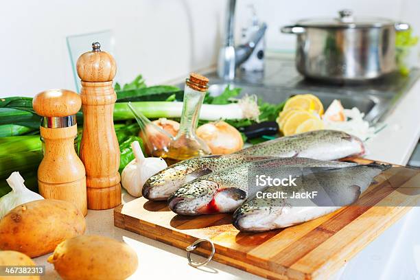 Frische Forellen In Der Küche Stockfoto und mehr Bilder von Abnehmen - Abnehmen, Bachsaibling, Einzelner Gegenstand