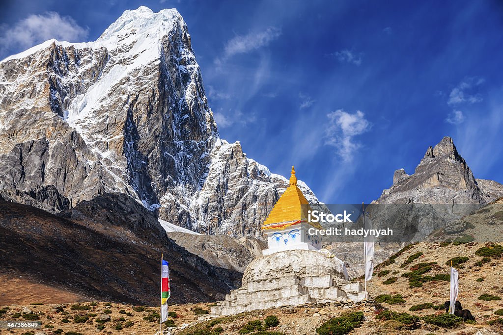 Himalaia paisagem-solitário estupa na trilha para Everest - Foto de stock de Katmandu royalty-free