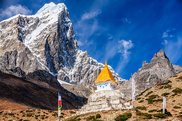 himalaya de paisagem-solitário passa por uma estupa em percursos de terra para everest - tibetan temple imagens e fotografias de stock