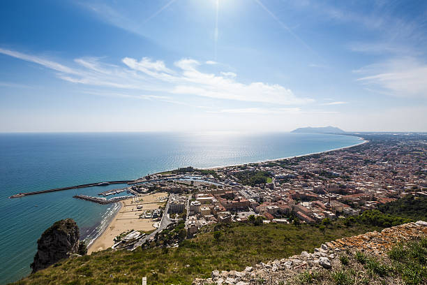 Porto e seacoast di Terracina, Lazio, Italia - foto stock