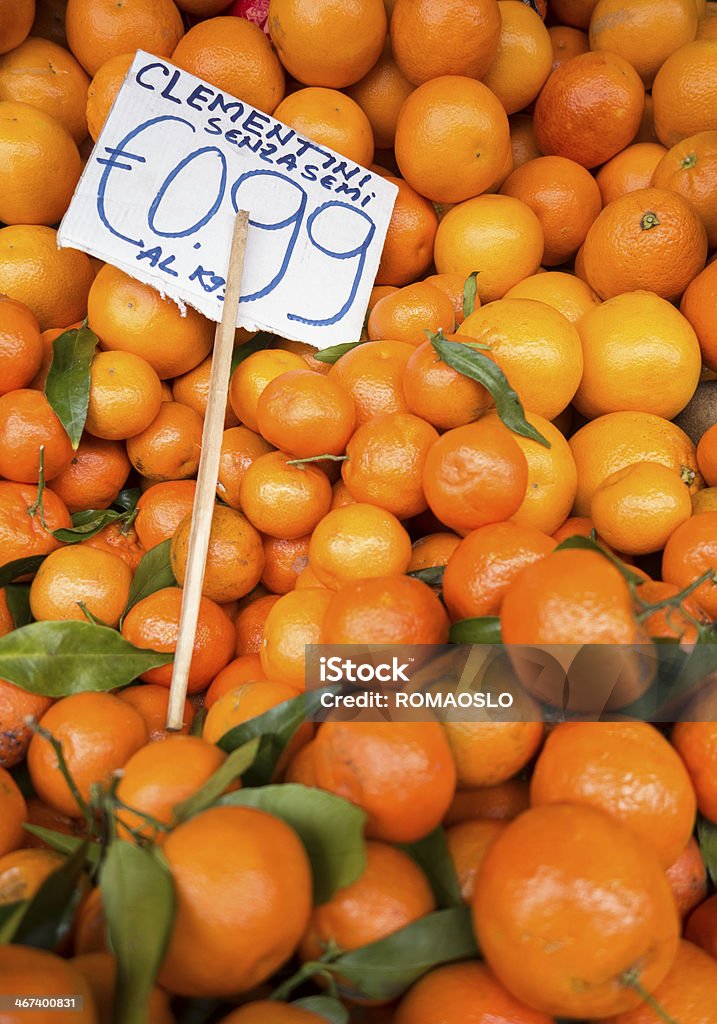 Sem semente clementinas com preço placa em exibição em Roma, Itália - Foto de stock de Coleção royalty-free