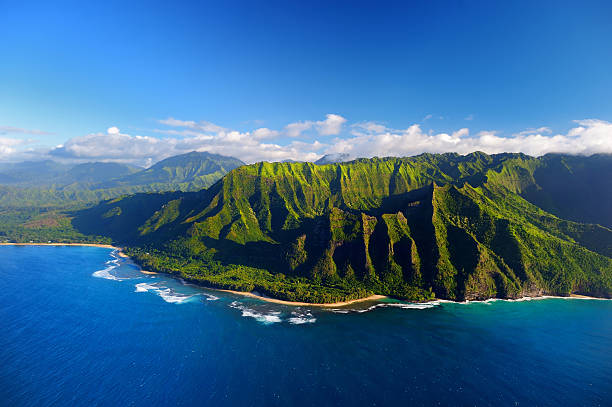прекрасный вид с воздуха из восхитительных побережье на-пали - hawaii islands mountain kauai sea стоковые фото и изображения