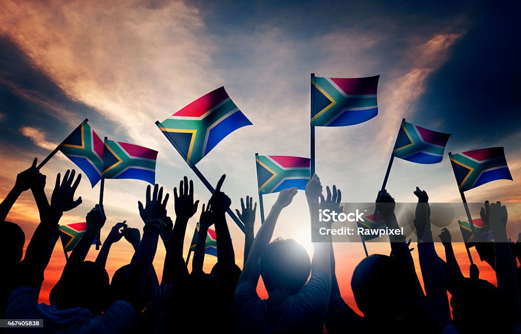 사람집합 손 흔드는 남왕 중유럽식 포석 있는 역광 - 로열티 프리 남아프리카 공화국 국기 스톡 사진