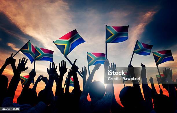 사람집합 손 흔드는 남왕 중유럽식 포석 있는 역광 남아프리카 공화국 국기에 대한 스톡 사진 및 기타 이미지 - 남아프리카 공화국 국기, 남아프리카공화국, 남아프리카 문화