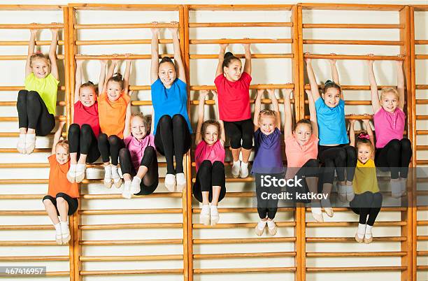 Foto de Feliz Esportivo Crianças Na Academia De Ginástica e mais fotos de stock de Criança - Criança, Ginástica, Academia de ginástica