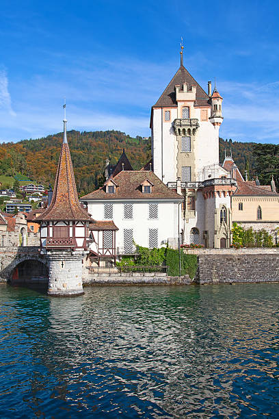 castelo oberhofen - lake thun swiss culture berne castle imagens e fotografias de stock