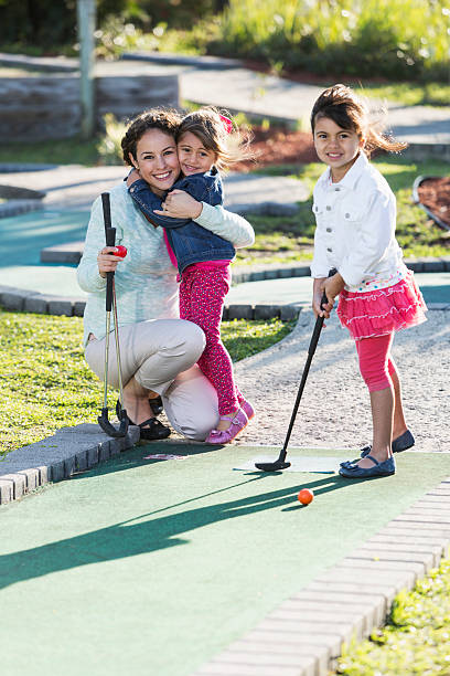 rodzina gra minigolf - standing family golf loving zdjęcia i obrazy z banku zdjęć