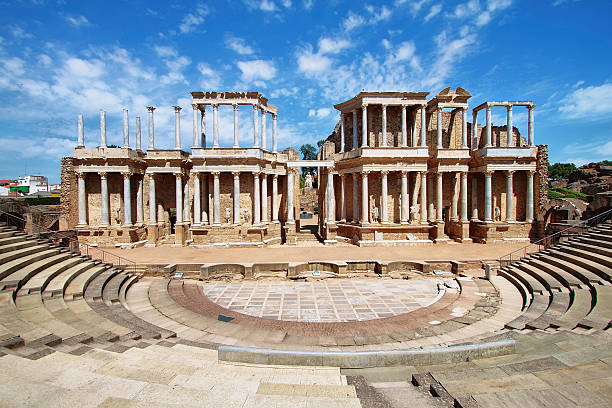 el teatro romano (teatro romano) en mérida - amphitheater fotografías e imágenes de stock