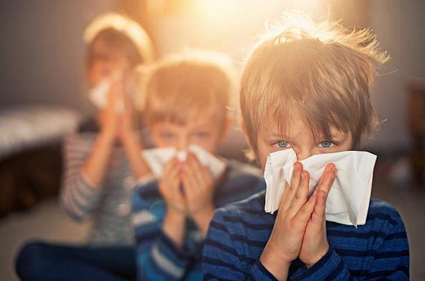アレルギー世代のお子様の鼻をかむ - immunology ストックフォトと画像