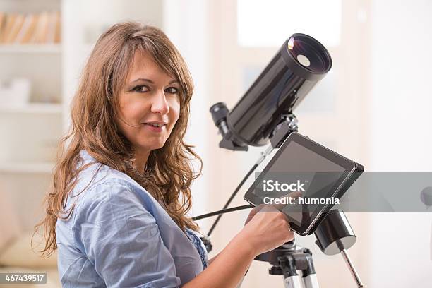 Photo libre de droit de Belle Femme Avec Tablette Et Du Télescope banque d'images et plus d'images libres de droit de Admirer le paysage - Admirer le paysage, Adulte, Astronomie