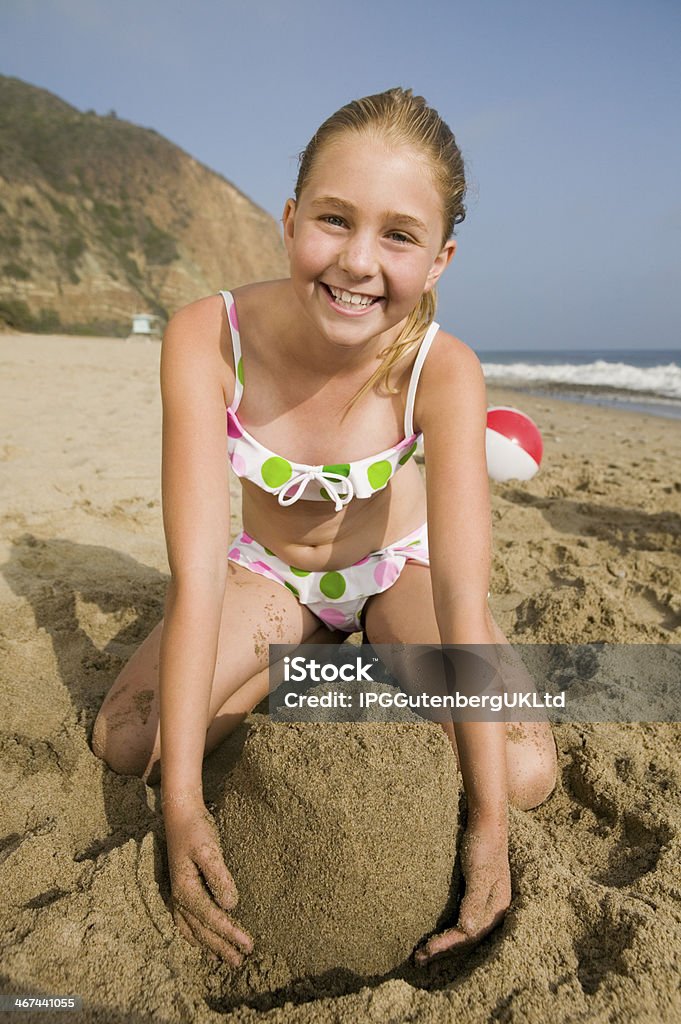 девочки молоденькие Молодая Девочка Играющие В Песке На Пляже — стоковые фотографии и другие  картинки 10-11 лет - 10-11 лет, Девочки, Береговая линия - iStock