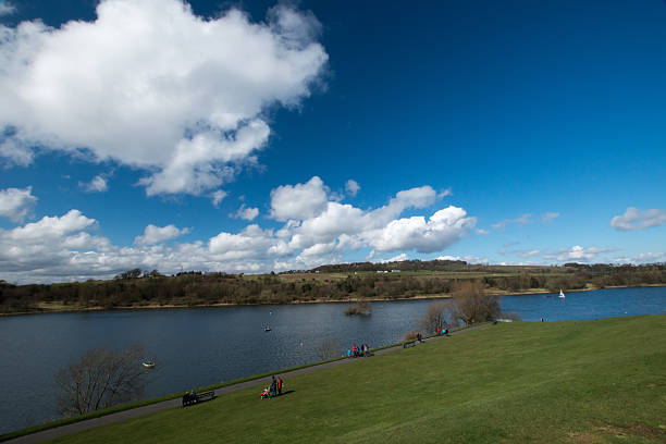 parco soleggiato in scozia - linlithgow palace foto e immagini stock