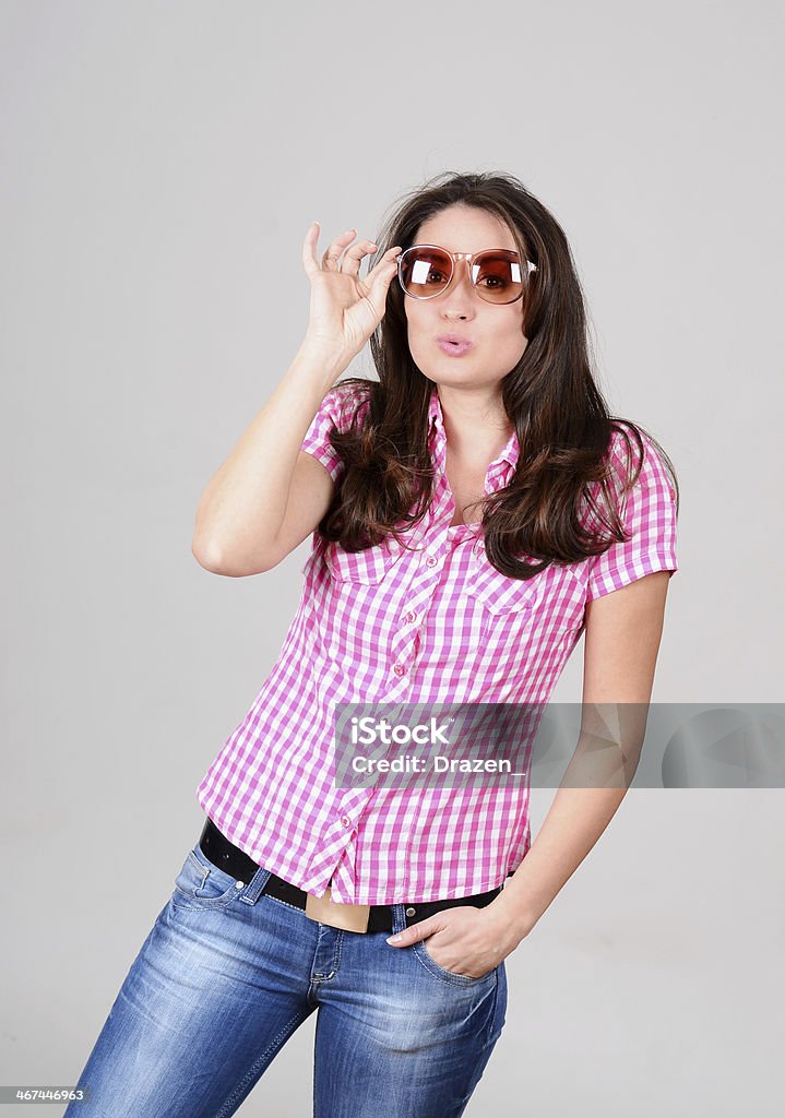 Urocza Kaukaski młoda kobieta w plaid shirt z okulary przeciwsłoneczne, Upozowując - Zbiór zdjęć royalty-free (Codzienne ubranie)