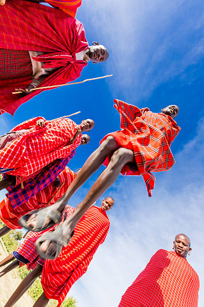 afrikanischer masai männer sind tanzen und springen - masai africa dancing african culture stock-fotos und bilder