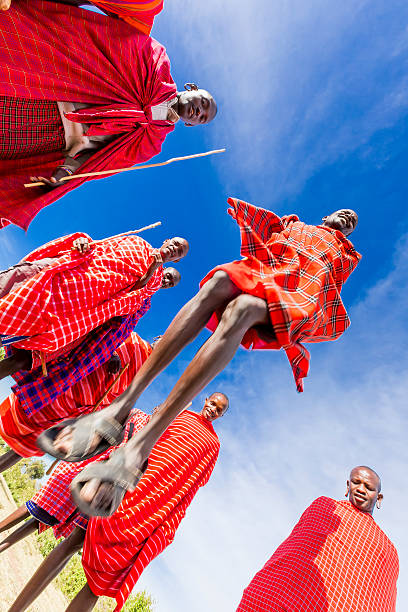 アフリカのマサイ族のジャンプダンスの男性は、 - masai africa dancing african culture ストックフォトと画像