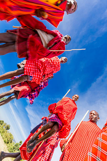 african masai mężczyźni są taniec i skoki - masai africa dancing african culture zdjęcia i obrazy z banku zdjęć