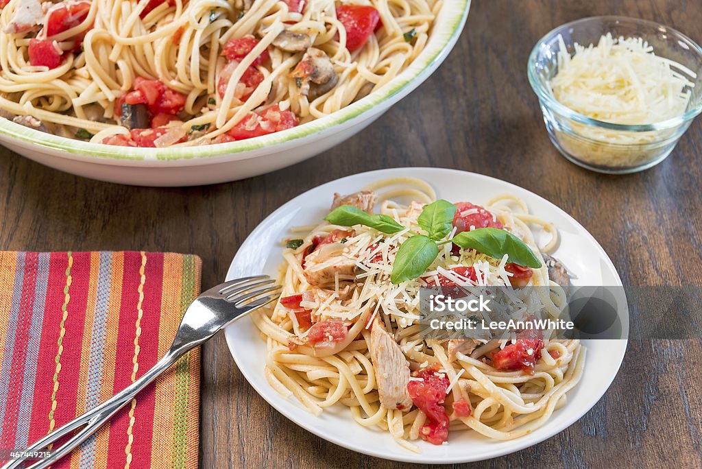 Pollo, tomate y albahaca linguine - Foto de stock de Albahaca libre de derechos