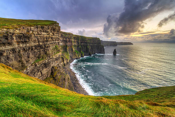 acantilados de moher en irlanda - cliffs of moher republic of ireland panoramic cliff fotografías e imágenes de stock