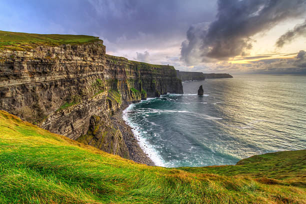 penhascos de moher na irlanda - republic of ireland cliffs of moher panoramic cliff imagens e fotografias de stock