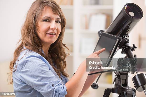 Bella Mujer Con Telescópica Y Comprimido Foto de stock y más banco de imágenes de Adulto - Adulto, Adulto joven, Agarrar