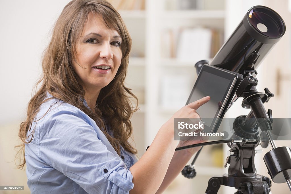 Belle femme avec tablette et du télescope - Photo de Admirer le paysage libre de droits
