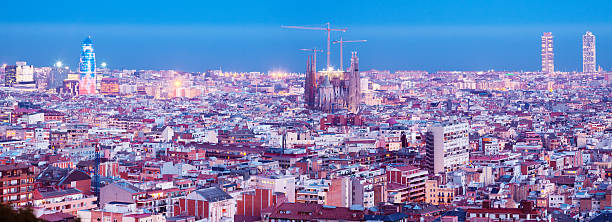 vue sur le quartier historique de barcelone en soirée - birdview photos et images de collection