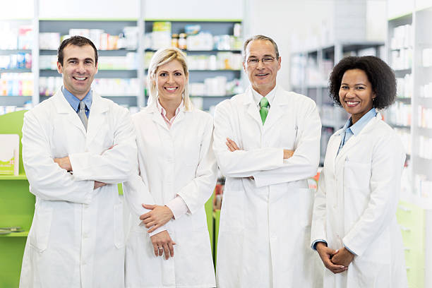 grupa farmaceutów. - pharmacist mature adult smiling senior adult zdjęcia i obrazy z banku zdjęć