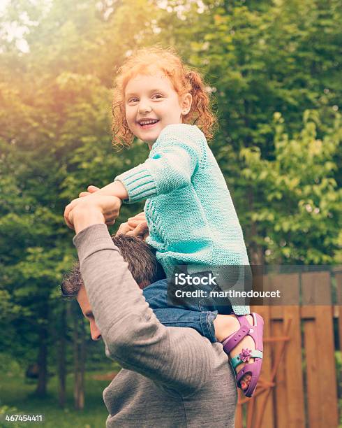 Szczęśliwy Dziecko Tata Ramionami W Górę Na Podmiejskich Podwórku - zdjęcia stockowe i więcej obrazów Wysoko