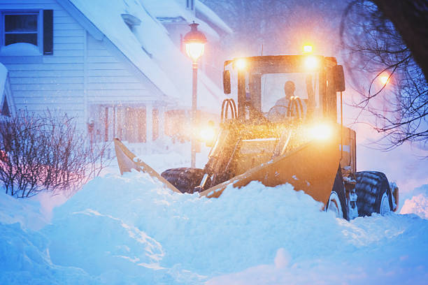 plowing uma rua da cidade - snow removal - fotografias e filmes do acervo