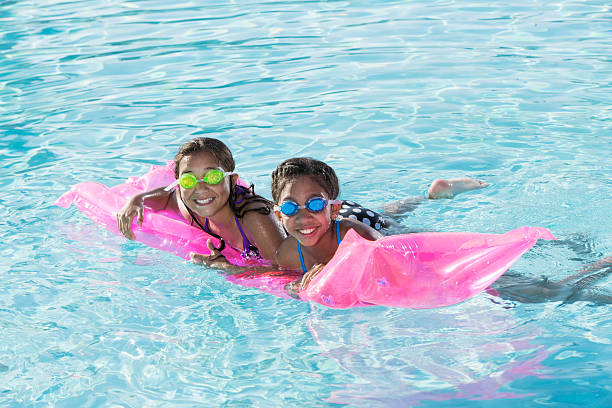 filles jouant dans la piscine. - child nautical vessel summer swimming goggles photos et images de collection