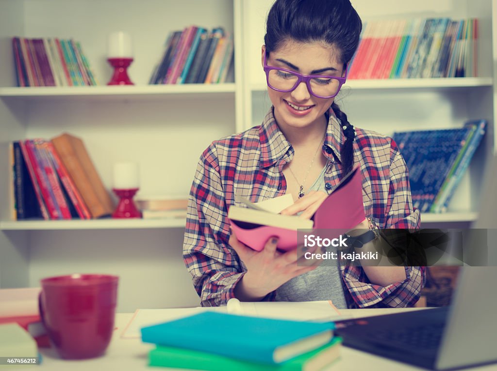 Chica atractiva joven leyendo un libro - Foto de stock de 2015 libre de derechos