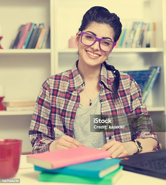 Retrato De Joven Hermosa Chica Estudiante Foto de stock y más banco de imágenes de 2015 - 2015, Adolescente, Adulto