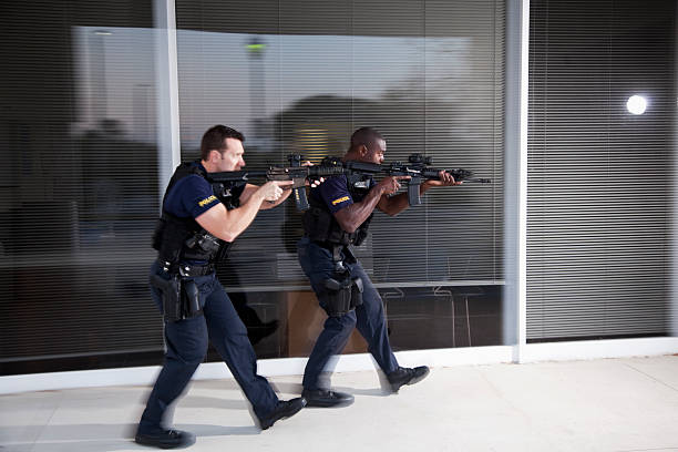 policías con rifles - sc0604 fotografías e imágenes de stock