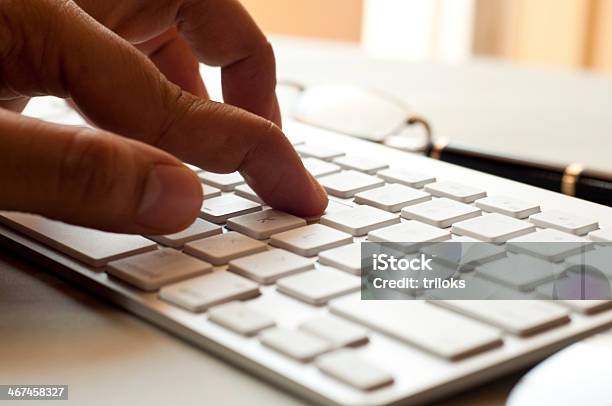 Escrita De Teclado - Fotografias de stock e mais imagens de Arroba - Arroba, Azul, Botão - Peça de Máquina