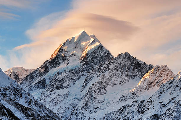 cloud sul monte cook nuova zelanda - snow capped mountain peaks foto e immagini stock